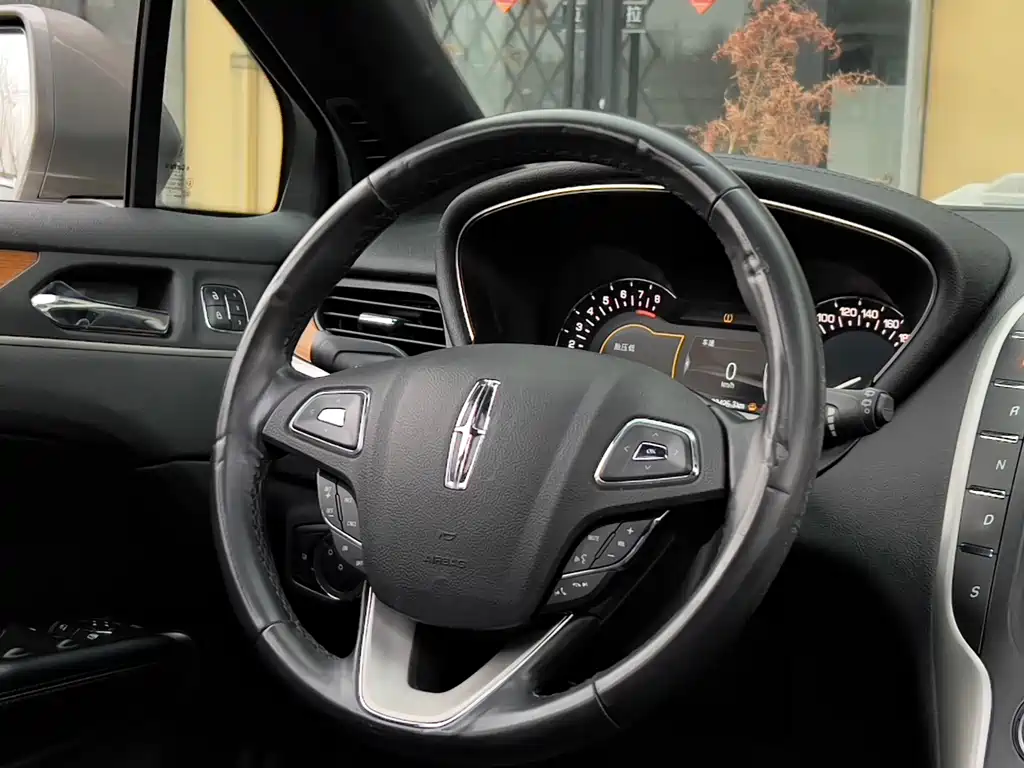 Lincoln MKC 2018 2.0T Two-wheel drive Premium Edition купить на сайте DeffCars