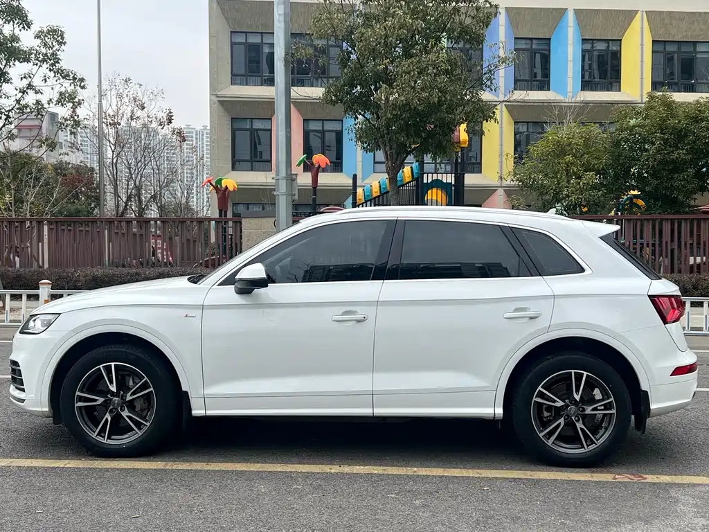 Audi Q5L 2020 40 TFSI enjoys fashionable style купить на сайте DeffCars