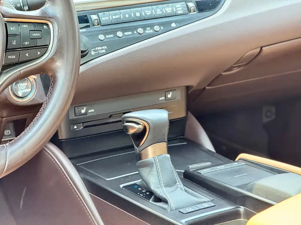 Lexus ES 2020 200 Excellence Edition купить на сайте DeffCars