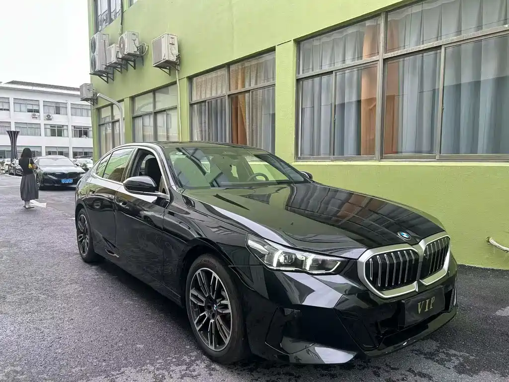 BMW 5 Series 2026 530Li Leading M Sports Package купить на сайте DeffCars
