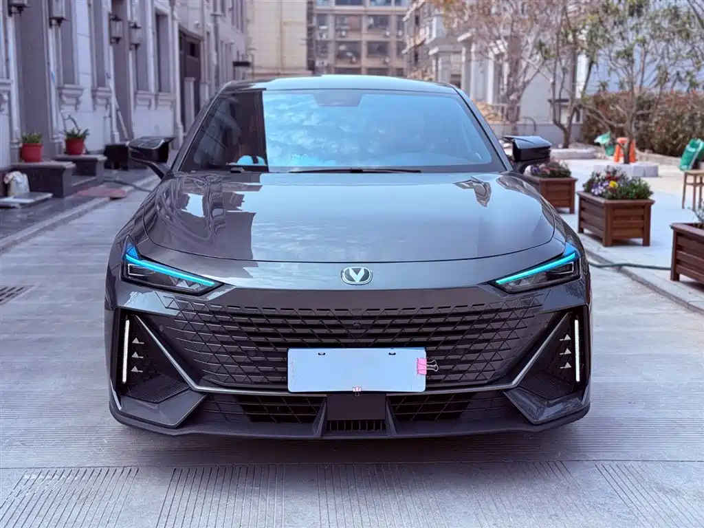 Changan UNI-V 2023 1.5T premium model купить на сайте DeffCars