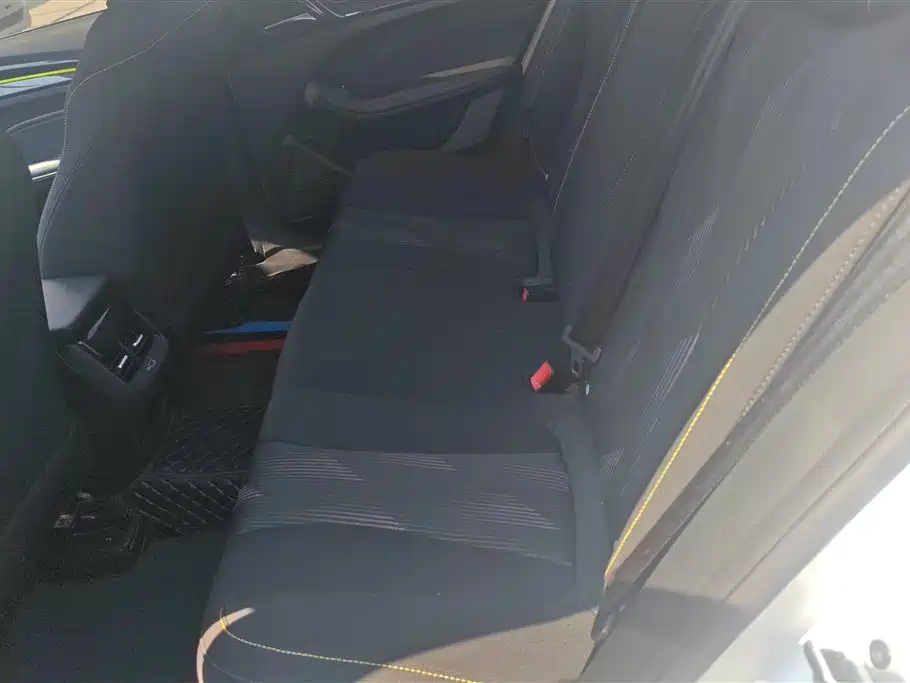 Roewe i5 2021 1.5L manual platinum version купить на сайте DeffCars