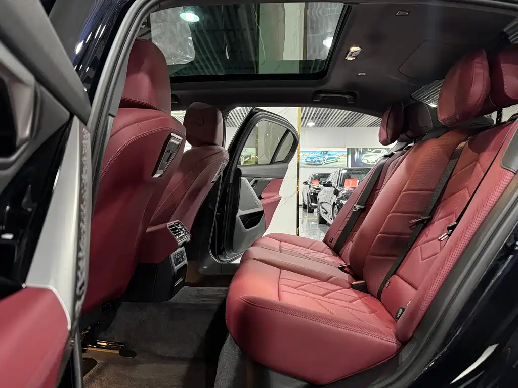 BMW 5 Series 2026 530Li Leading M Sports Package купить на сайте DeffCars
