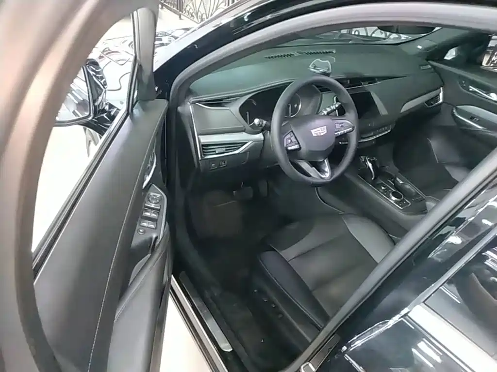 Cadillac XT4 2021 28T two-wheel drive leading model купить на сайте DeffCars