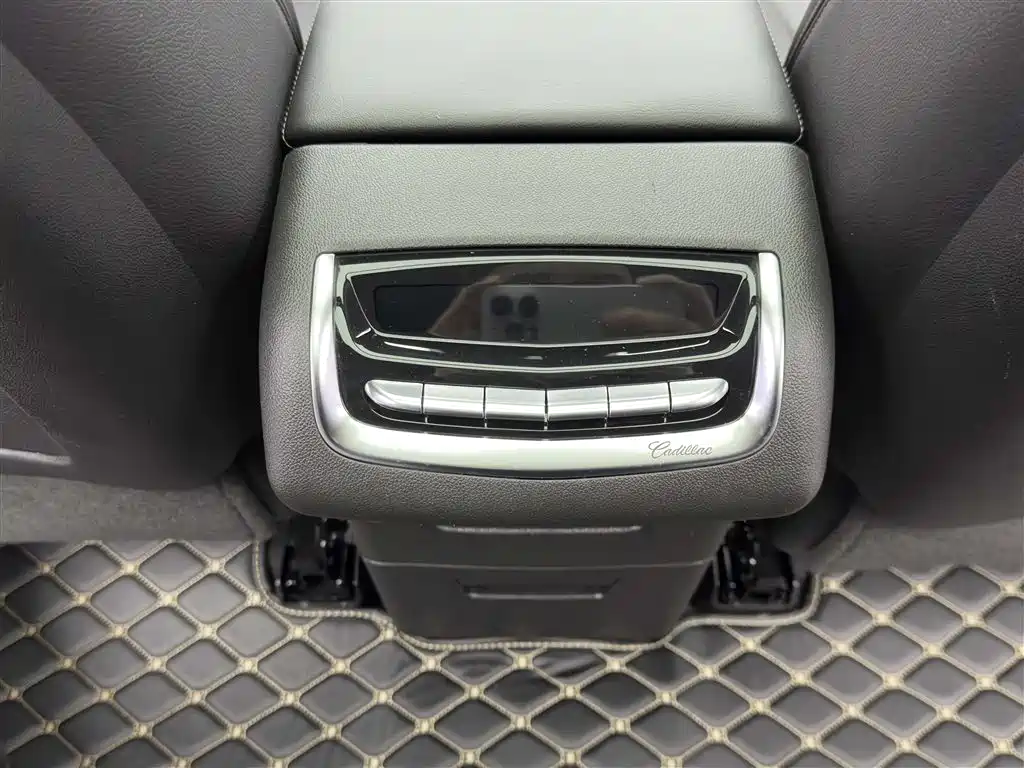 Cadillac XT6 2022 2.0T seven-seat two-wheel drive luxury model купить на сайте DeffCars