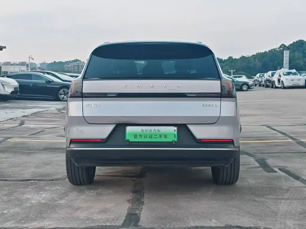 Volvo XC70 plug-in hybrid 2026 model two-wheel drive long range Core купить на сайте DeffCars