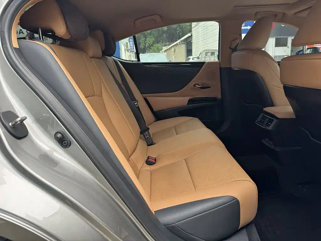 Lexus ES 2023 200 Excellence Edition купить на сайте DeffCars
