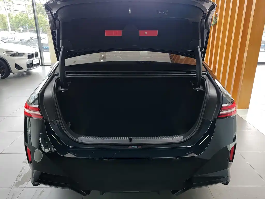 BMW 5 Series 2025 530Li Leading M Sports Package купить на сайте DeffCars