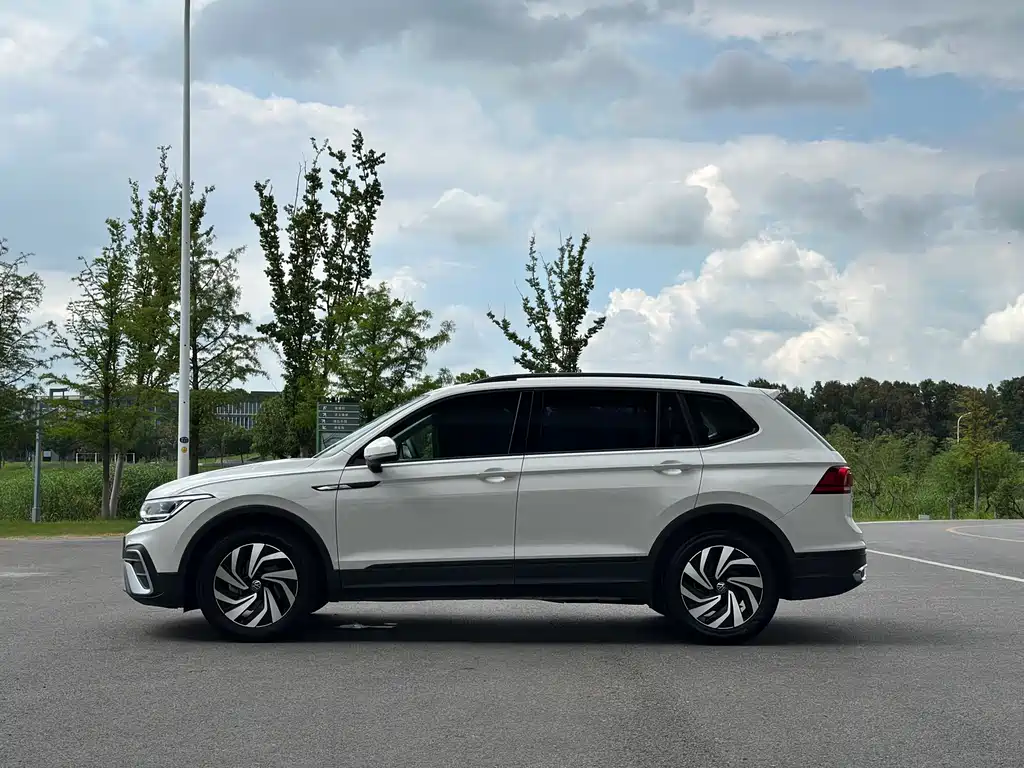 Tiguan L 2022 330TSI automatic two-wheel drive comfort version купить на сайте DeffCars