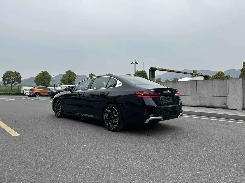 BMW 5 Series 2025 530Li Exclusive M Sports Package купить на сайте DeffCars