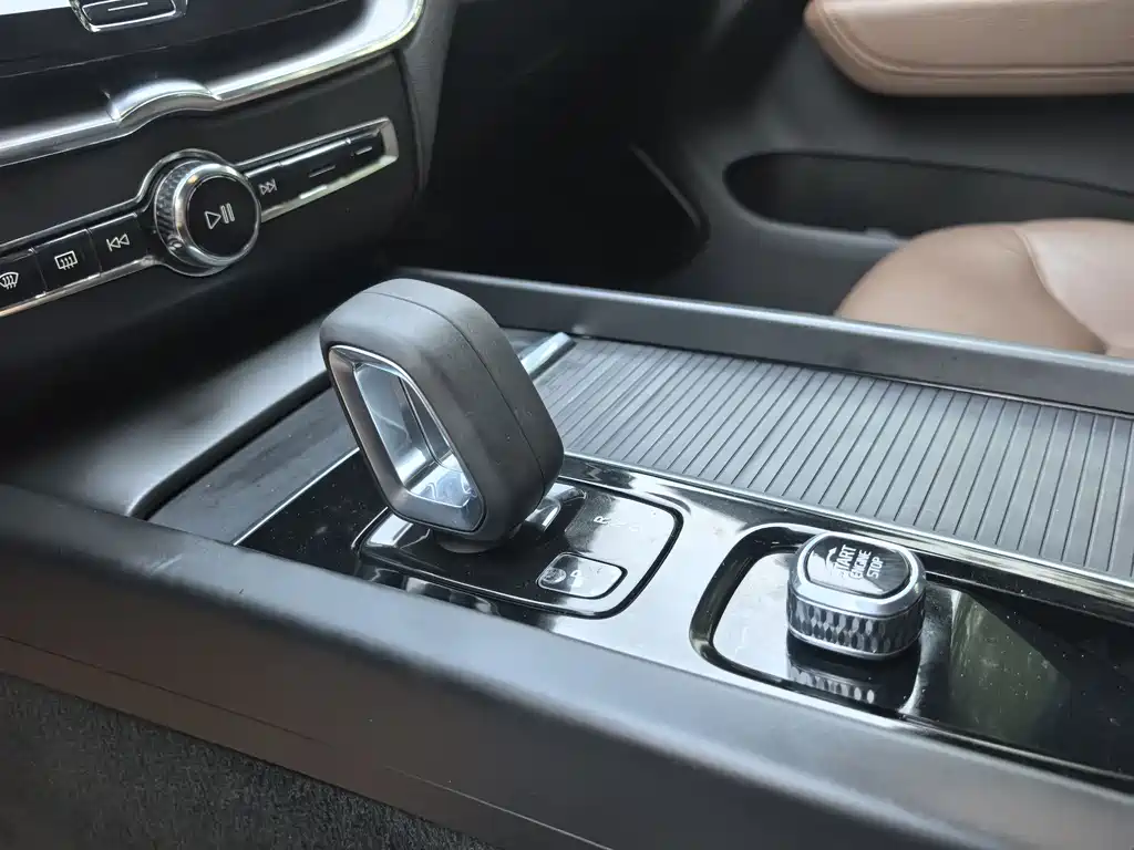 Volvo XC60 2022 B5 four-wheel drive Zhiyi Luxury Edition купить на сайте DeffCars