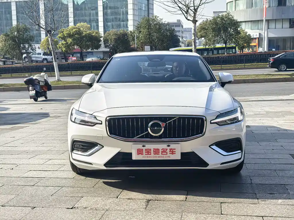 Volvo S60 2025 B4 Zhiyi Luxury Edition купить на сайте DeffCars