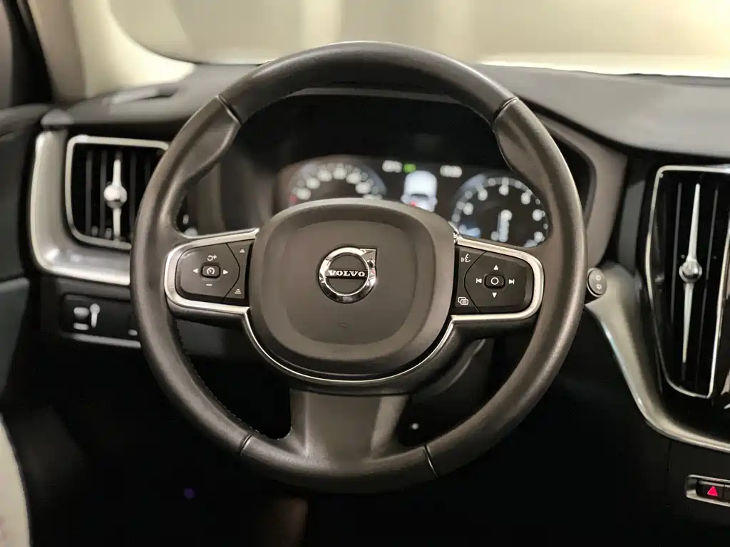 Volvo XC60 2019 T5 4WD Zhiyuan Edition National VI купить на сайте DeffCars