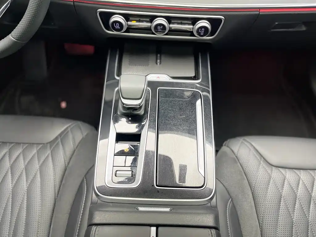 Hongqi HS5 2023 2.0T Qixiang Pro version купить на сайте DeffCars