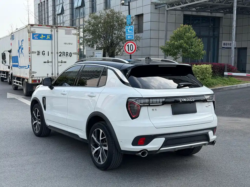 Lynk & Co 01 2017 2.0T 4WD Pro version купить на сайте DeffCars