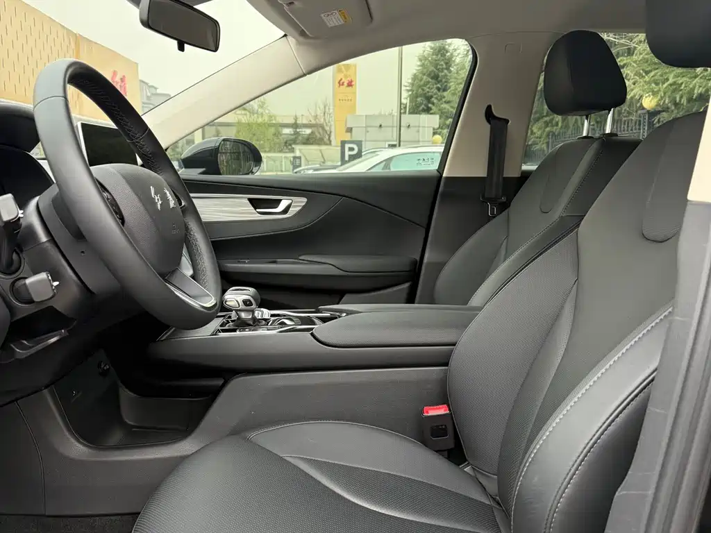 Hongqi E-QM5 2024 500km travel version купить на сайте DeffCars