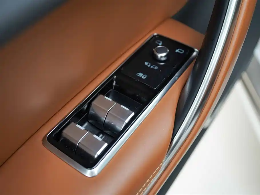 Jaguar XFL 2024 2.0T P300 four-wheel drive flagship sports gold version купить на сайте DeffCars