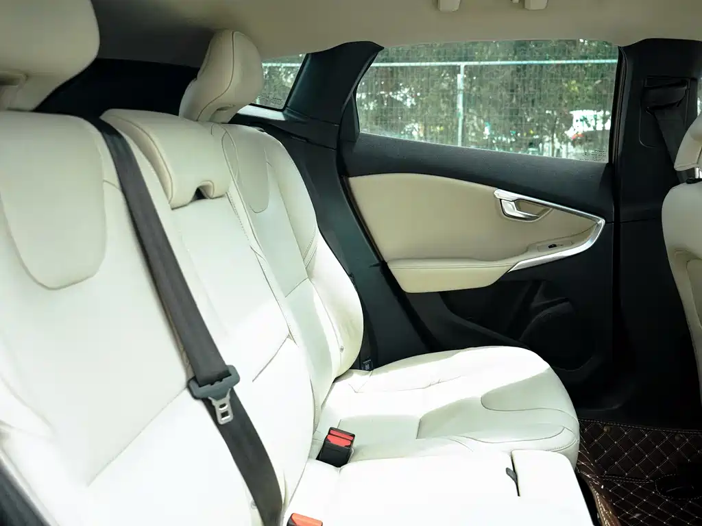 Volvo V40 2015 1.6T Zhiyi Edition купить на сайте DeffCars