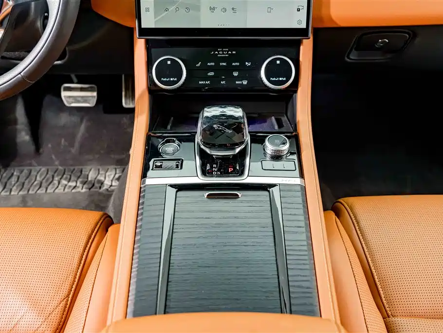 Jaguar XFL 2024 2.0T P300 four-wheel drive flagship sports gold version купить на сайте DeffCars