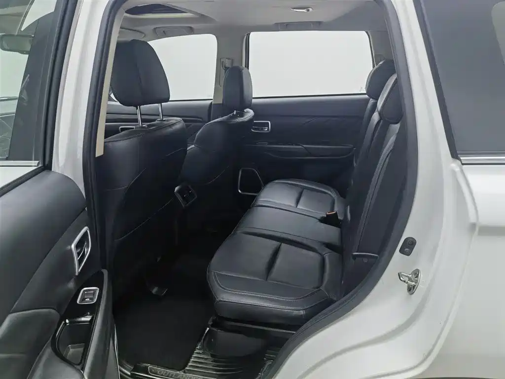 Outlander 2019 2.4L four-wheel drive exclusive version, 5 seats, National VI купить на сайте DeffCars