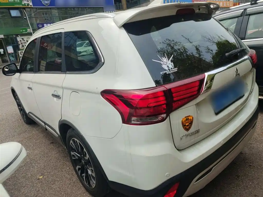 Outlander 2019 2.4L four-wheel drive exclusive version, 7 seats, National VI купить на сайте DeffCars