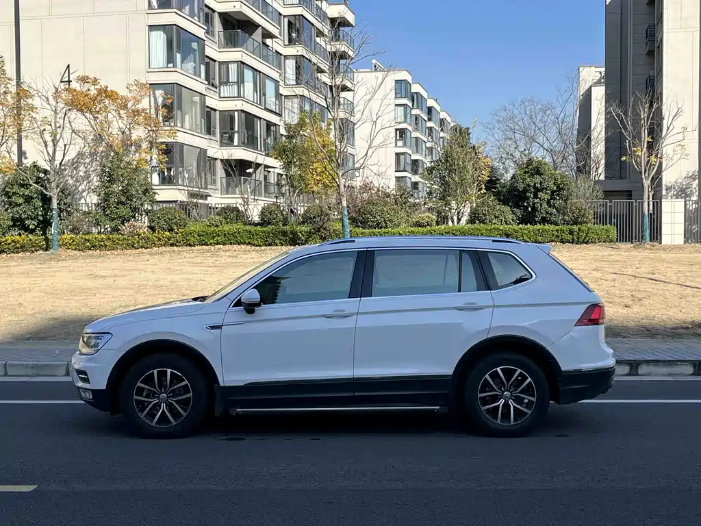 Tiguan L 2017 330TSI automatic two-wheel drive luxury version купить на сайте DeffCars