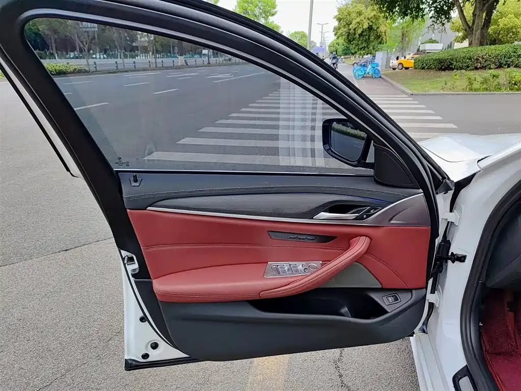 BMW 5 Series 2023 530Li Leading M Sports Package купить на сайте DeffCars