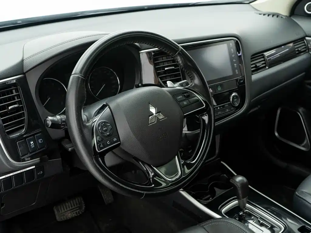 Outlander 2019 2.4L four-wheel drive exclusive version, 7 seats, National VI купить на сайте DeffCars