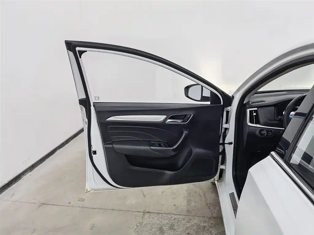 Roewe i6 New Energy 2017 45T Hybrid Internet Smart Edition купить на сайте DeffCars