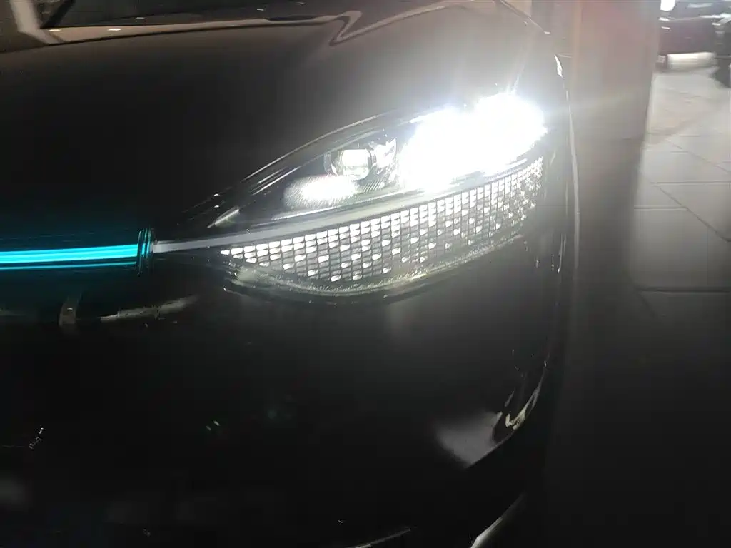 Wenjie M9 2025 extended range Ultra version 52kWh 5-seat version 192-line lidar) купить на сайте DeffCars