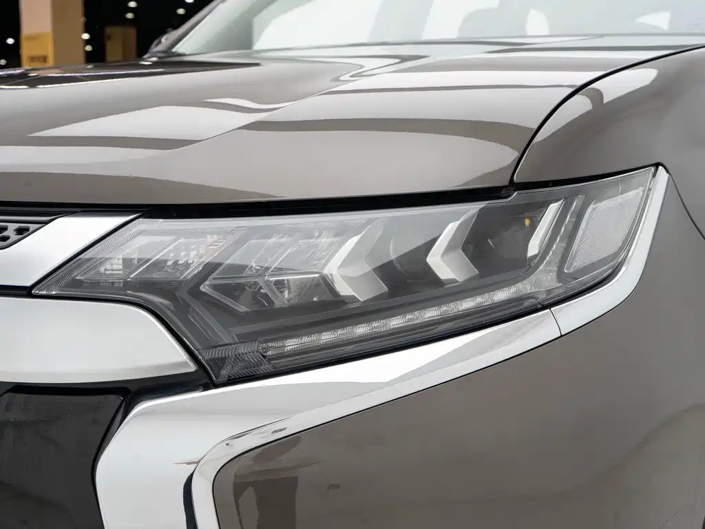 Outlander 2019 2.4L four-wheel drive exclusive version, 7 seats, National VI купить на сайте DeffCars