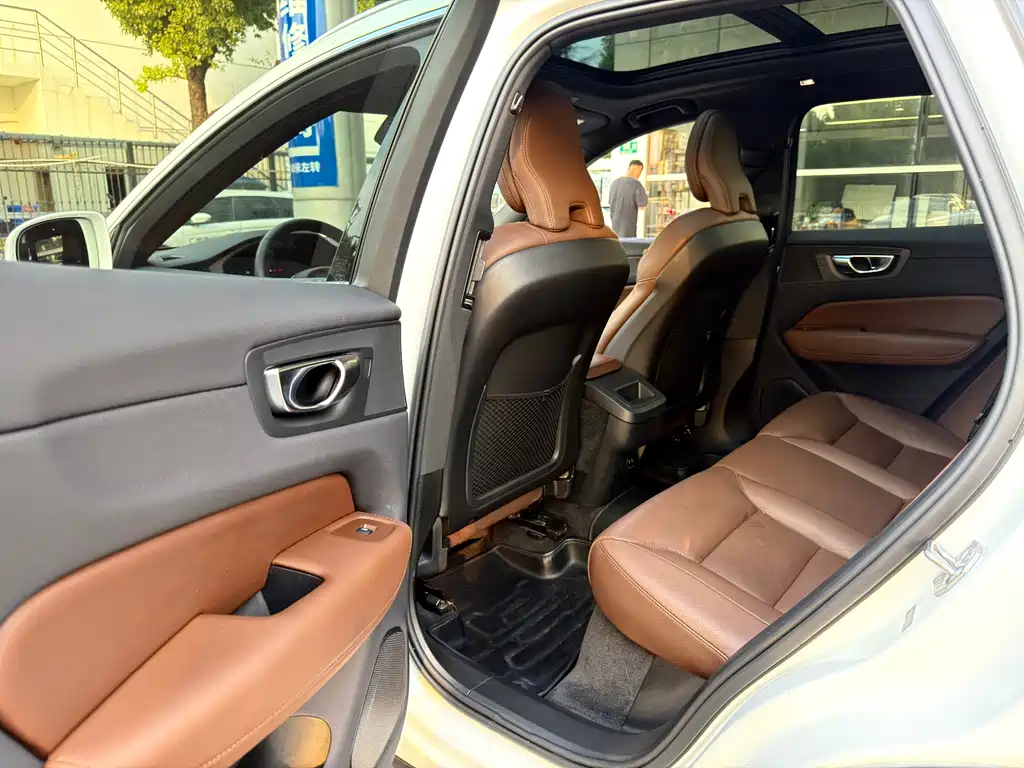 Volvo XC60 2023 B5 four-wheel drive Zhiyuan Deluxe Edition купить на сайте DeffCars