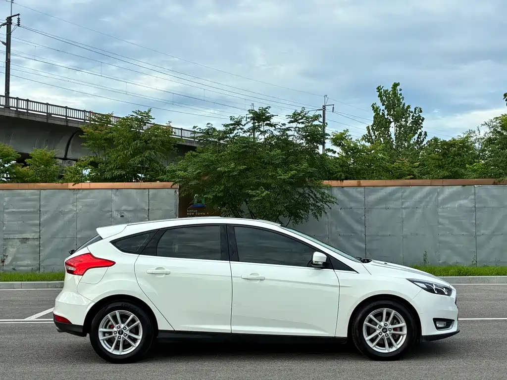 Focus 2015 Hatchback EcoBoost 180 Automatic Elite купить на сайте DeffCars