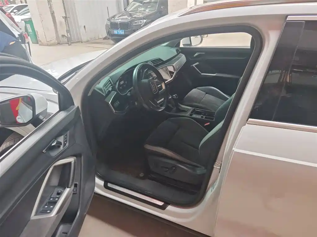 Audi Q3 2022 35 TFSI aggressive and dynamic купить на сайте DeffCars
