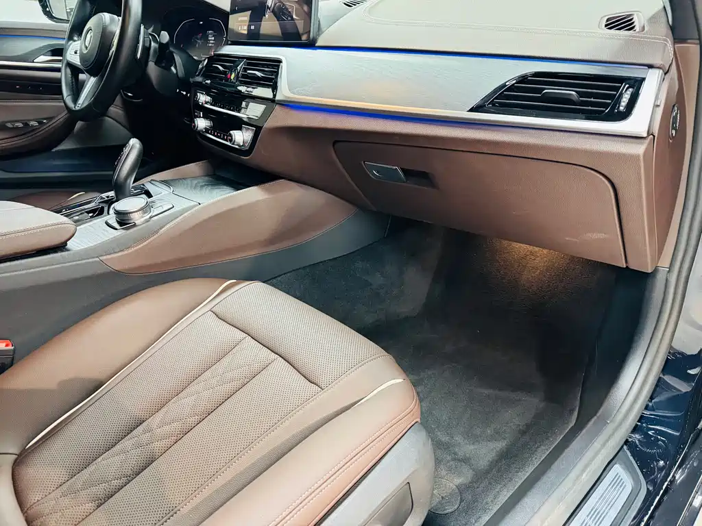 BMW 5 Series 2023 530Li Leading M Sports Package купить на сайте DeffCars