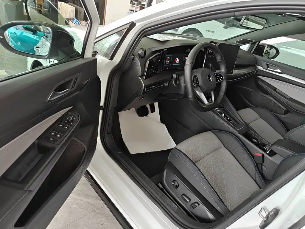 Golf 2025 facelift 2 300TSI R-Line купить на сайте DeffCars