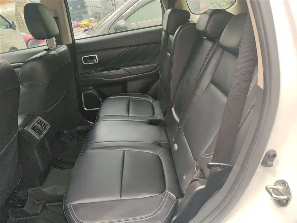 Outlander 2019 2.4L four-wheel drive exclusive version, 7 seats, National VI купить на сайте DeffCars