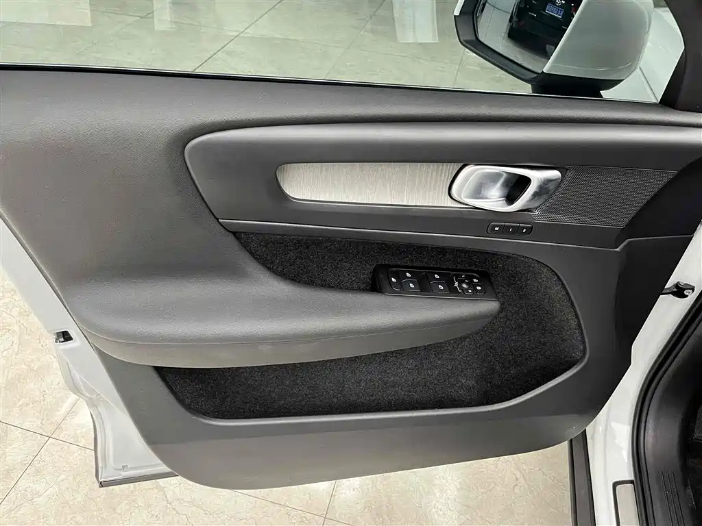 Volvo XC40 2023 B4 four-wheel drive Zhiyuan Deluxe Edition купить на сайте DeffCars