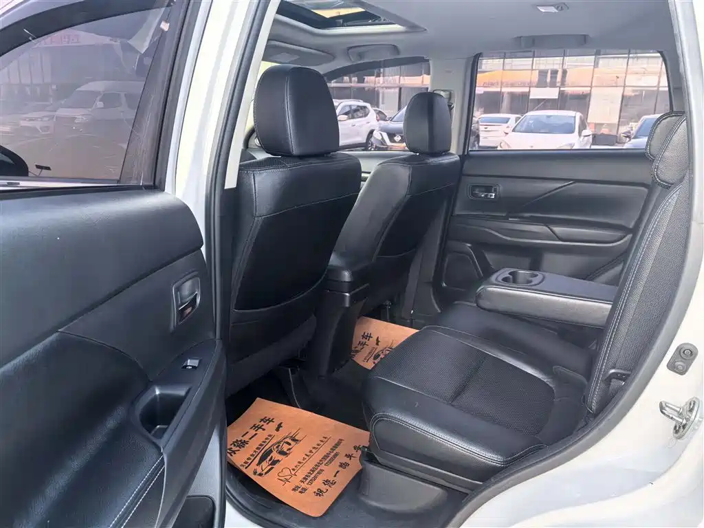 Outlander 2016 2.4L four-wheel drive luxury version 7 seats купить на сайте DeffCars