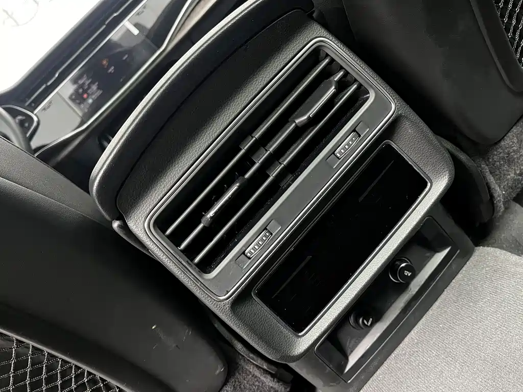 Audi Q7 2023 55 TFSI quattro S line sports version купить на сайте DeffCars