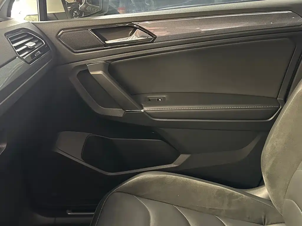 Tiguan L 2021 330TSI automatic two-wheel drive R-Line version купить на сайте DeffCars