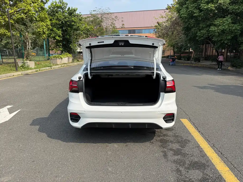 Roewe i5 2021 1.5L manual platinum version купить на сайте DeffCars