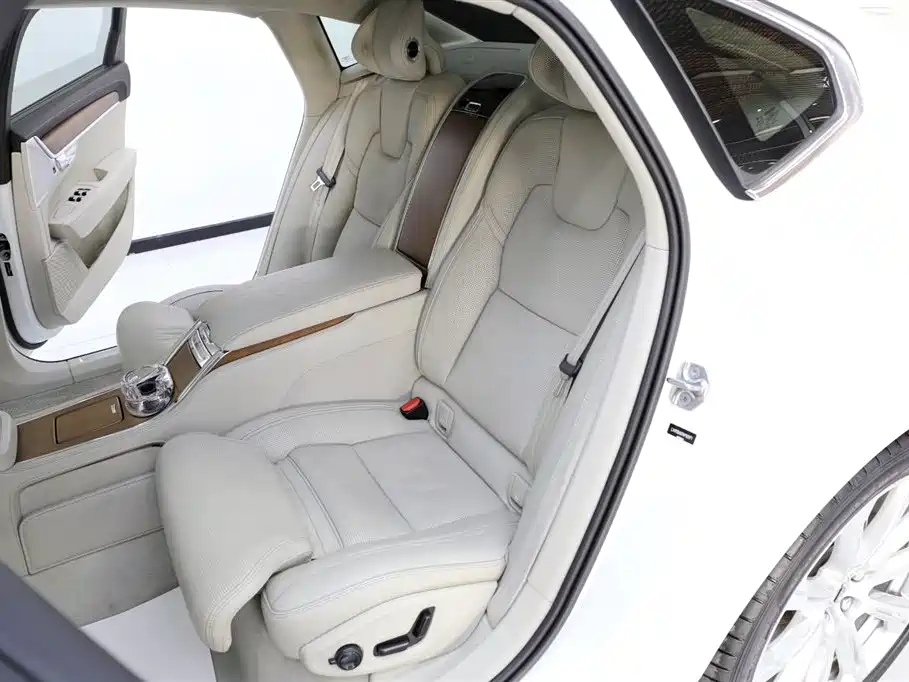 Volvo S90 Plug-in Hybrid 2019 T8 E-Drive Hybrid Honor Edition 3 Seats National VI купить на сайте DeffCars