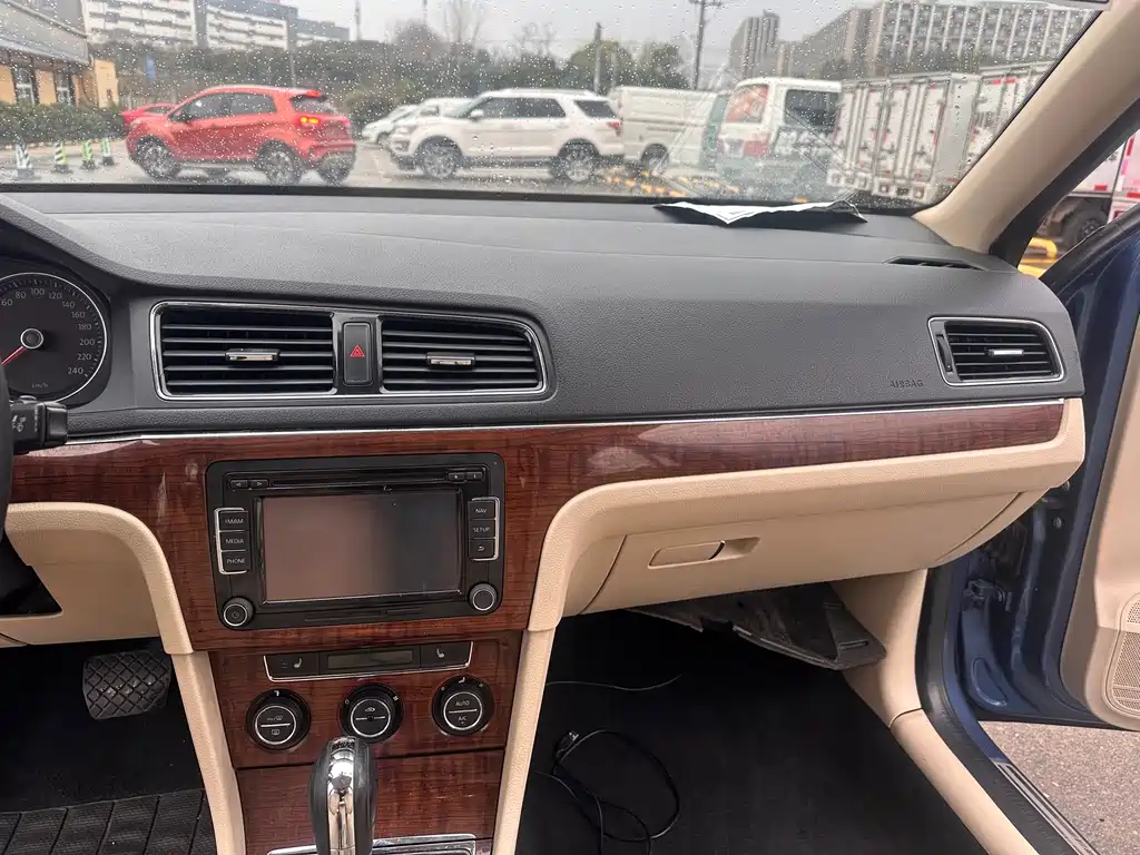 Lavida 2013 facelift 1.4TSI DSG Deluxe Edition купить на сайте DeffCars