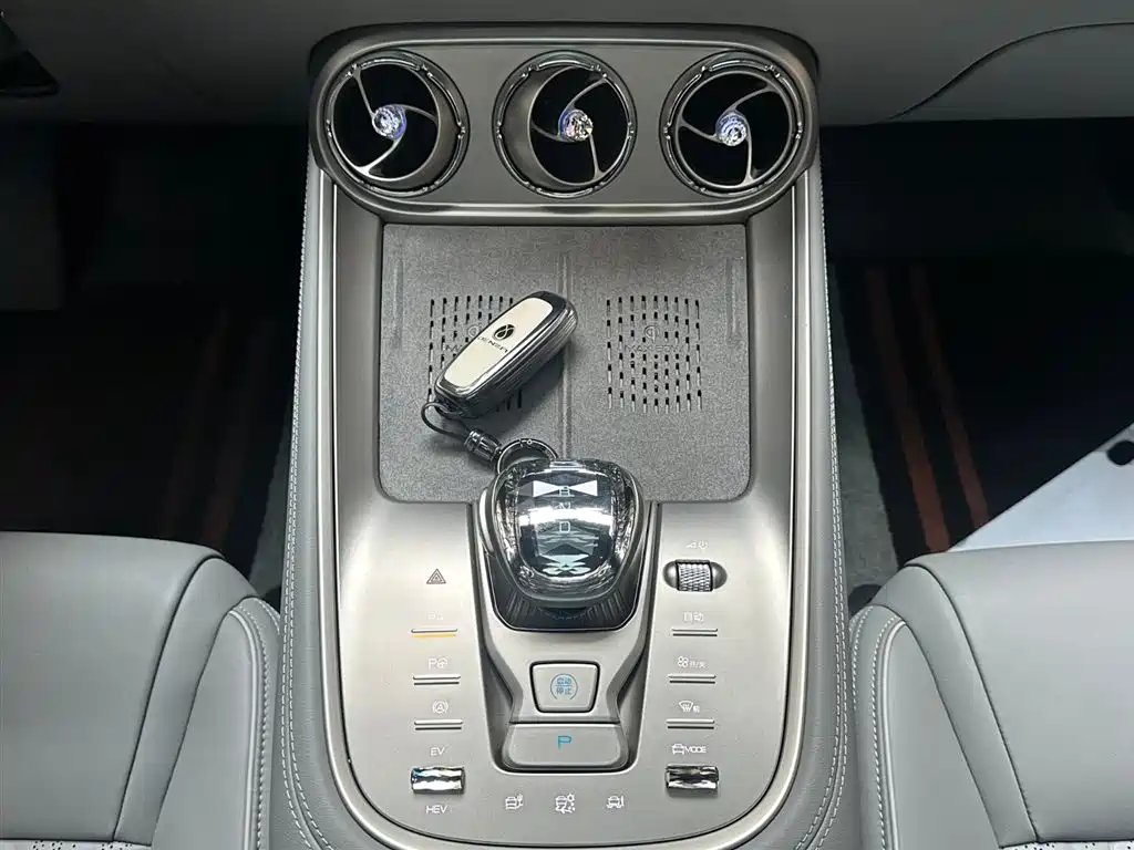 Denza N8 2023 four-wheel drive super hybrid flagship six-seat version купить на сайте DeffCars