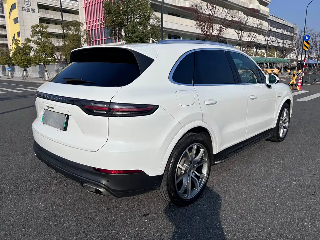 Cayenne New Energy 2022 Cayenne E-Hybrid 2.0T Platinum Edition купить на сайте DeffCars