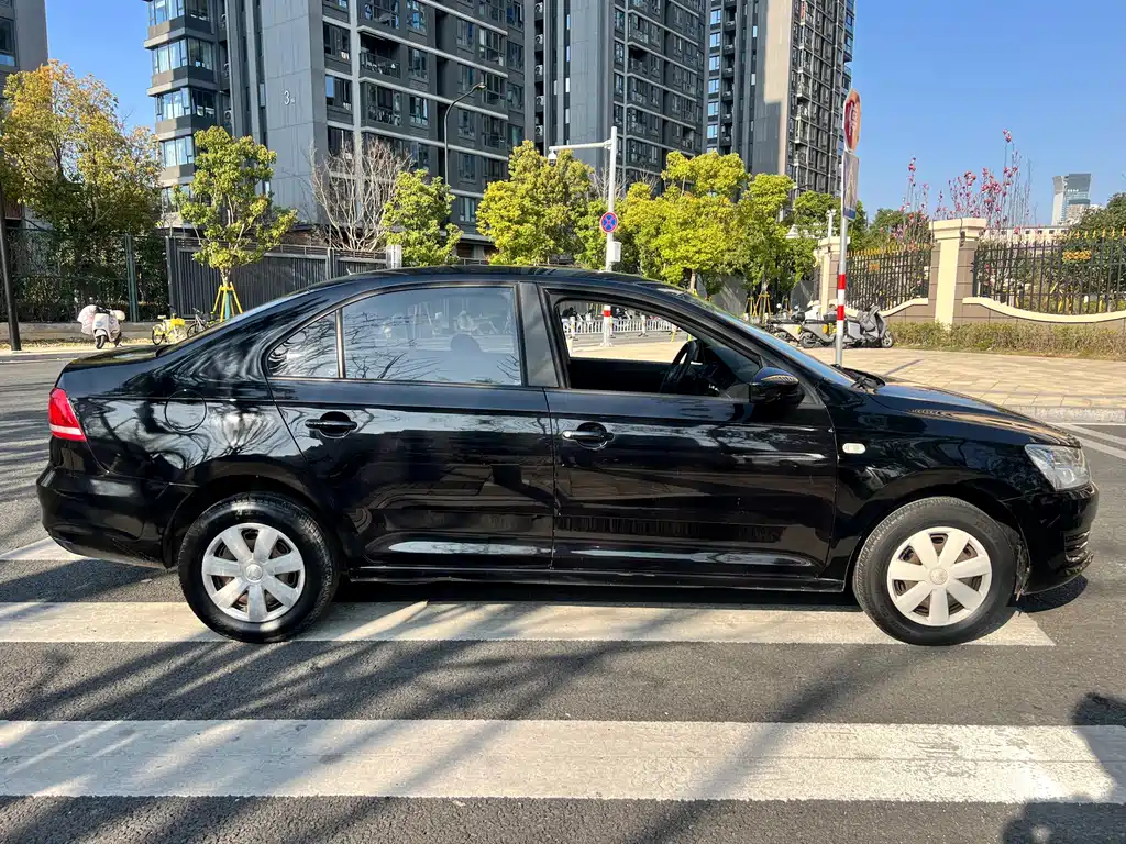 Santana 2013 1.6L Manual Fashion Edition купить на сайте DeffCars