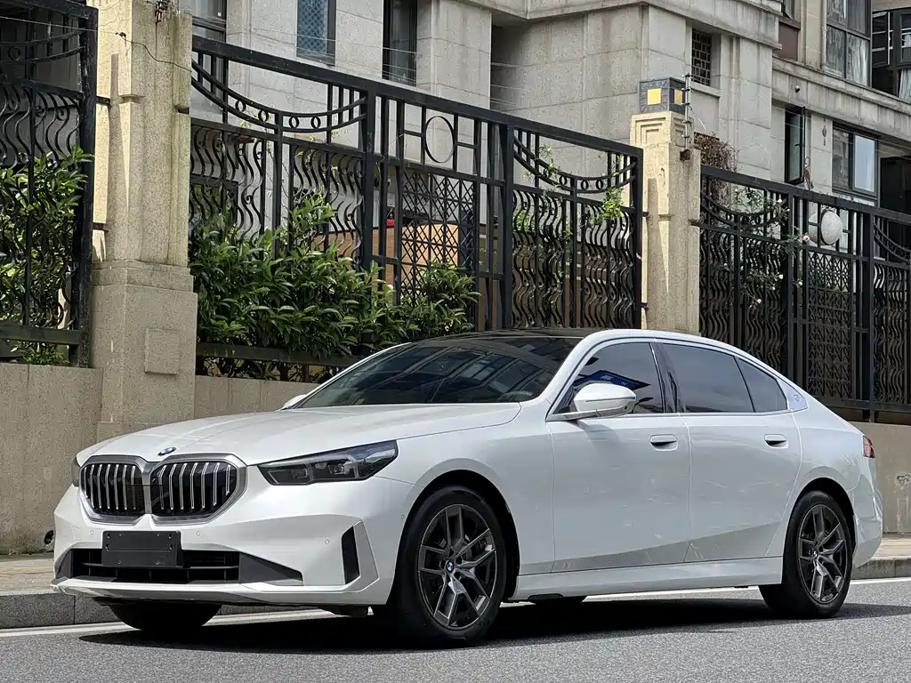 BMW 5 Series 2024 530Li Leading Luxury Package купить на сайте DeffCars