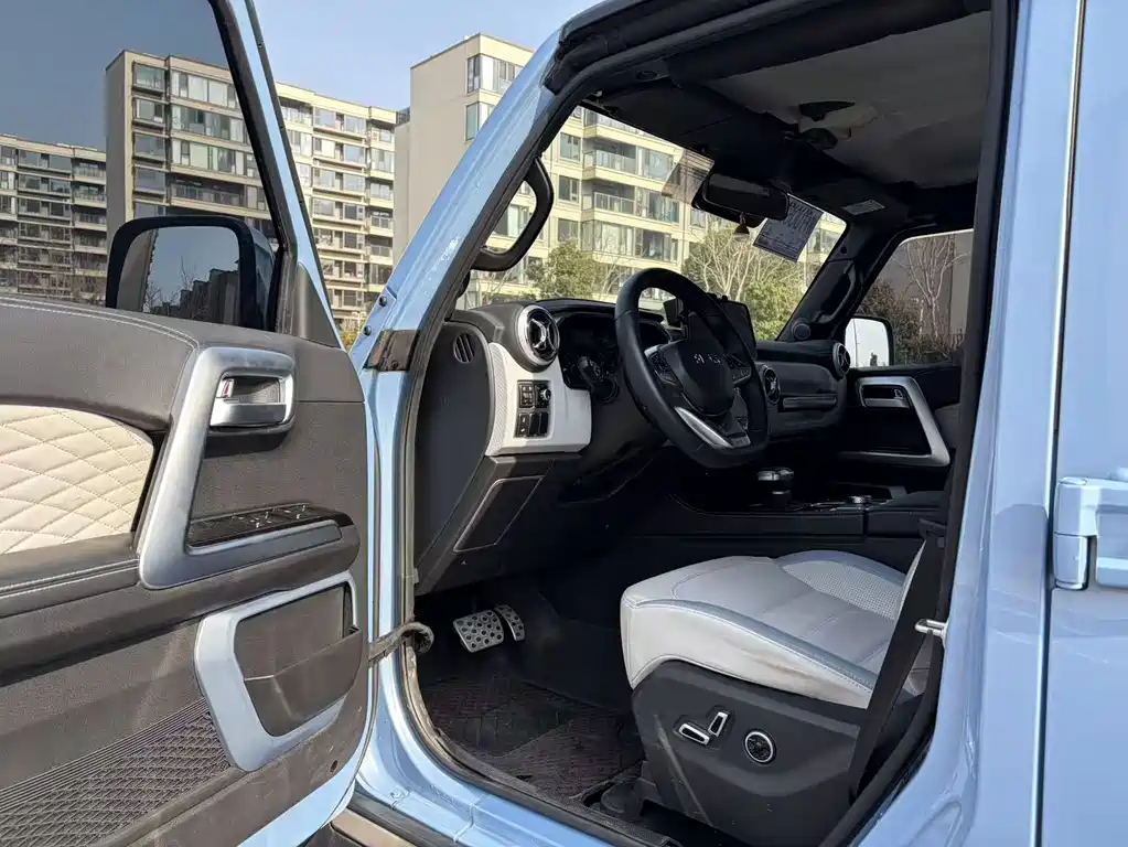 Beijing off-road BJ40 2023 2.0T automatic two-wheel drive city hunter version knight type купить на сайте DeffCars
