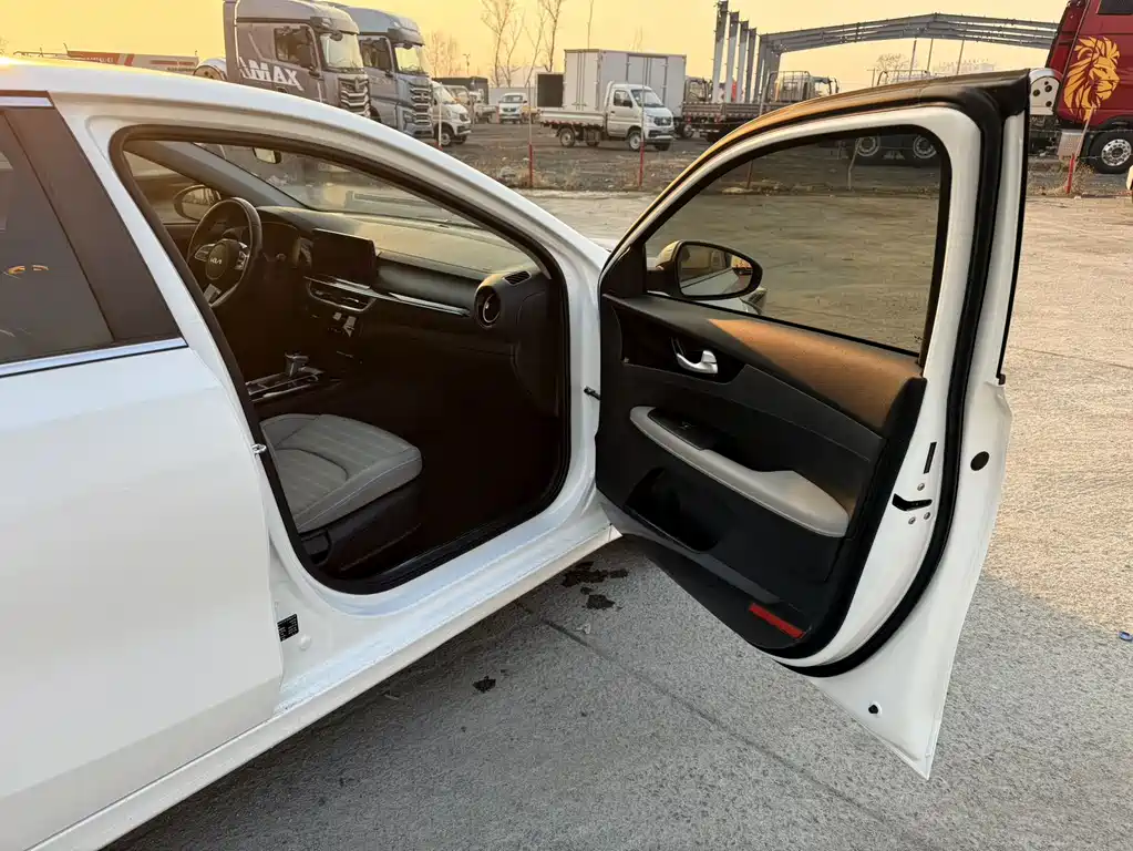 Kia K3 2023 1.5L CVT Premium Edition купить на сайте DeffCars